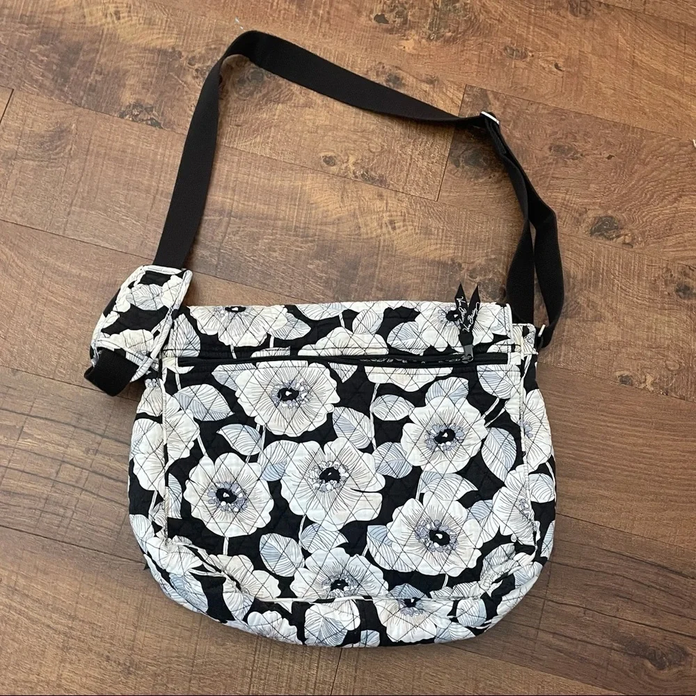 🎉🛍❤️HOST PICK!!🎉❤️🛍Vera Bradley black white messenger bag - Picture 6 of 6